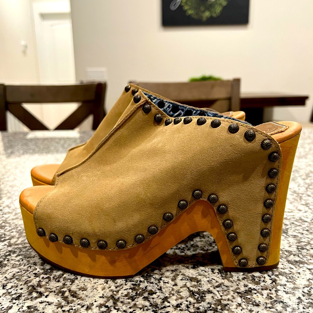 Never worn Dingo heels. Bought at the Buckle and never worn!